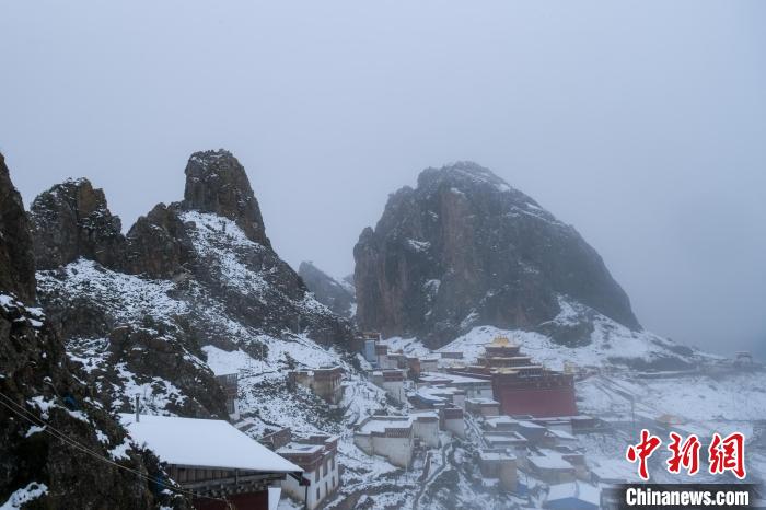 雍仲苯教孜珠寺風(fēng)光?！〗w波 攝