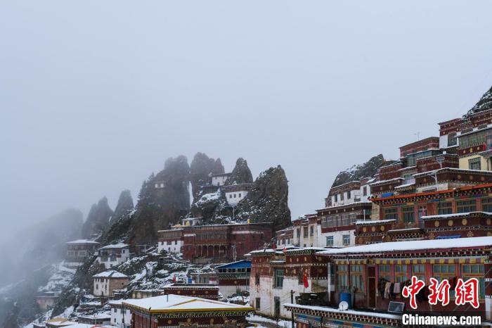 云霧環(huán)繞的孜珠寺?！〗w波 攝