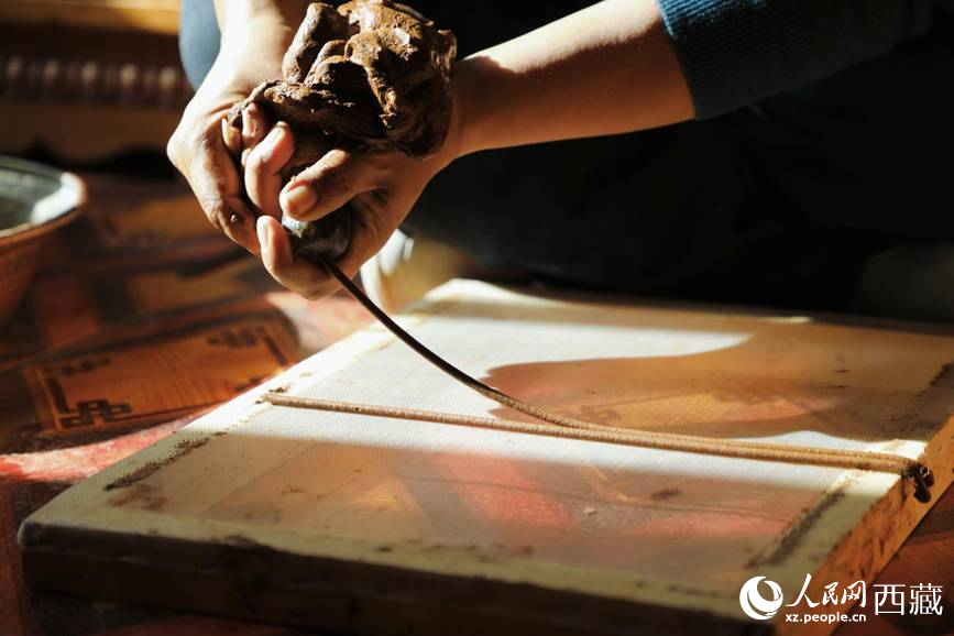 制作藏香過程。人民網(wǎng)記者 次仁羅布攝