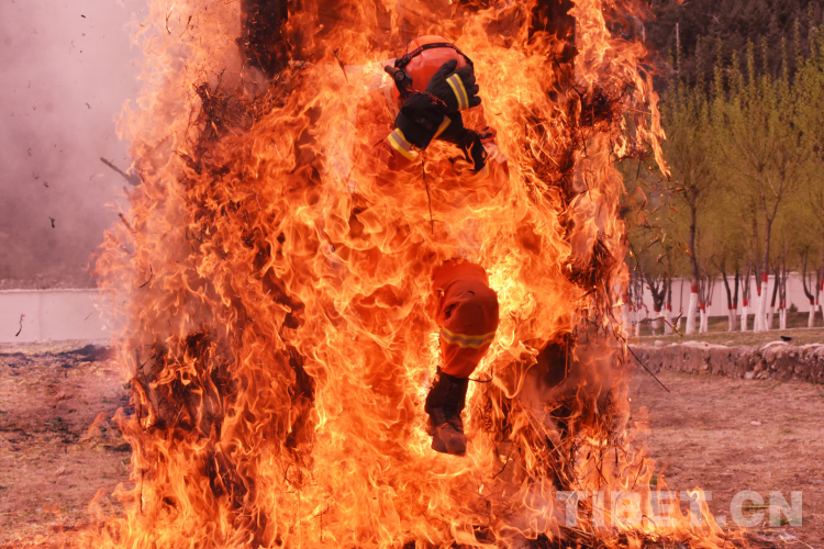 9 張強攝 中隊開展穿越火廊實戰(zhàn)訓(xùn)練.jpg 9 張強攝 中隊開展穿越火廊實戰(zhàn)訓(xùn)練.jpg