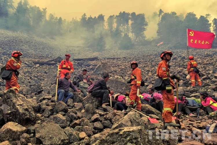 4 鄧珠平措攝 如美鎮(zhèn)“4.24”任務(wù)中成功帶領(lǐng)群眾避險.jpg 4 鄧珠平措攝 如美鎮(zhèn)“4.24”任務(wù)中成功帶領(lǐng)群眾避險.jpg
