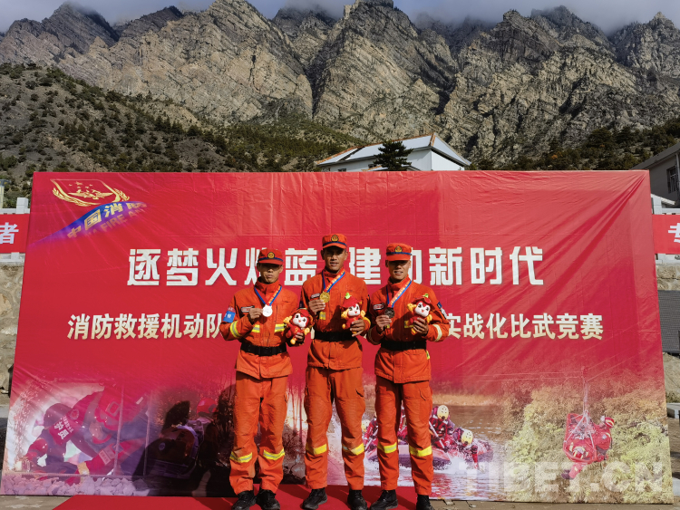 圖為巴桑旺堆奪得8000米負(fù)重越野冠軍.jpg 圖為巴桑旺堆奪得8000米負(fù)重越野冠軍.jpg