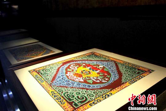 圖為藏式建筑傳統(tǒng)圖案?！?zhí)砀?攝