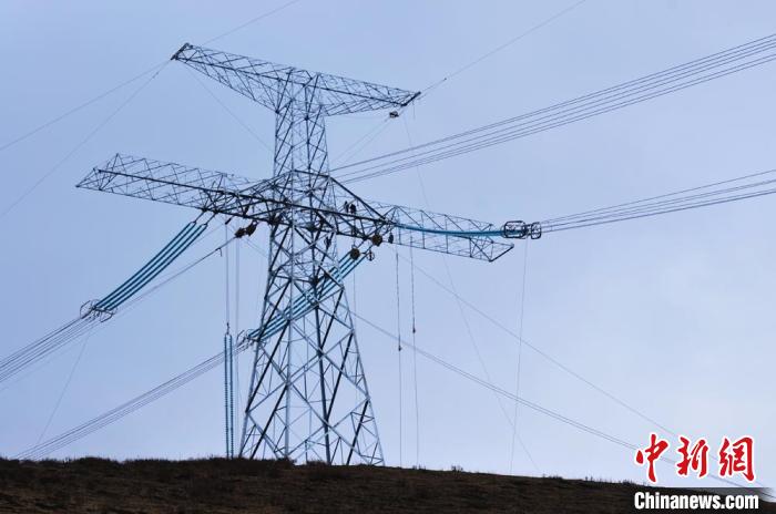 高原藏區(qū)電力線路建設者：高寒缺氧、扎刺掛彩是常事