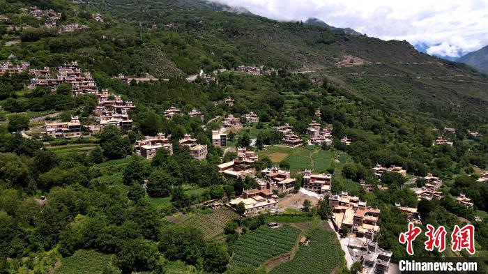 四川丹巴村民洛太的民宿致富夢：“除了好政策，自己更要有干勁”