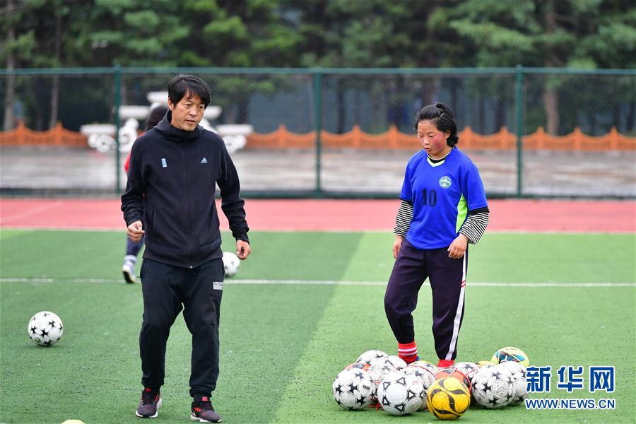 （體育·專題）（17）足球——踢球吧！草原女孩