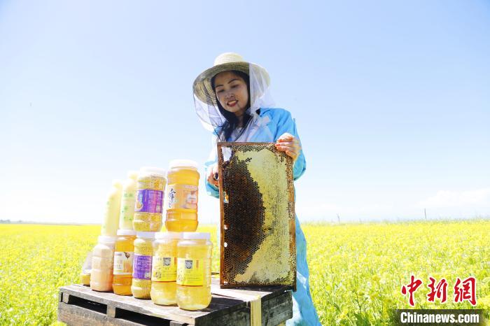 圖為蜂農(nóng)現(xiàn)場展示蜂產(chǎn)品。　馬銘言 攝