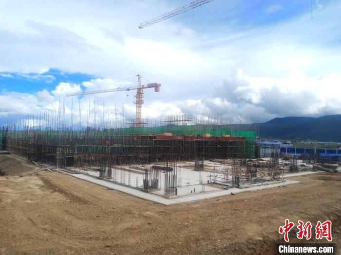 圖為香格里拉站實現(xiàn)封頂。中國鐵路昆明局集團供圖