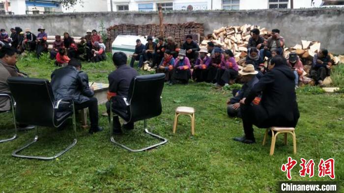 村民接受防火常識(shí)教育。若爾蓋縣林業(yè)和草原局供圖