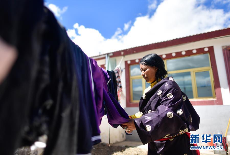 （走向我們的小康生活）（3）青?，敹啵狐S河源的幸福村