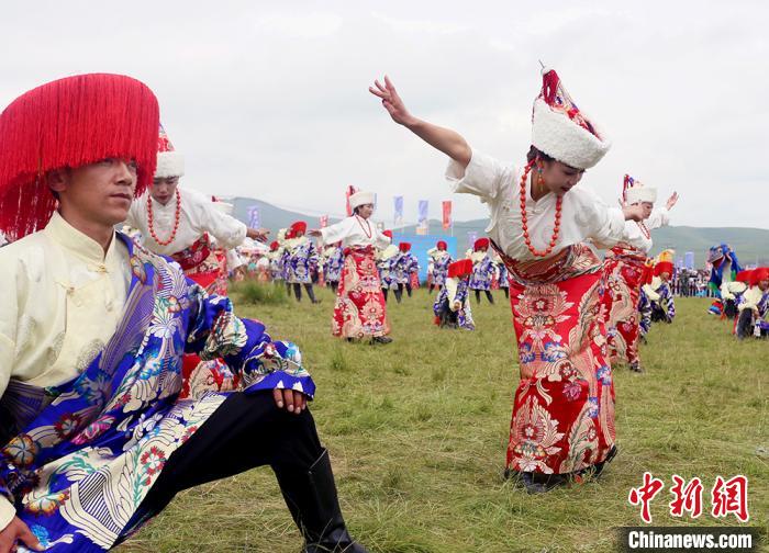 當(dāng)?shù)孛癖姎g慶香浪節(jié)?！「哒?攝