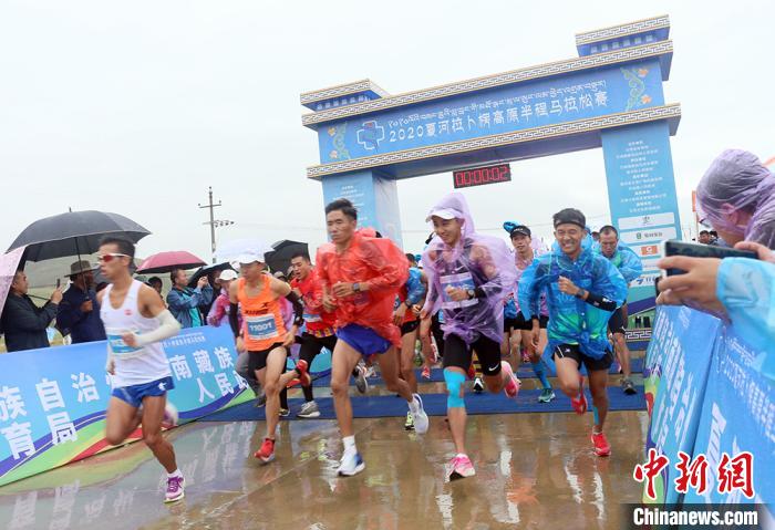 8月23日，拉卜楞高原半程馬拉松在甘加秘境景區(qū)鳴槍開跑?！「哒?攝