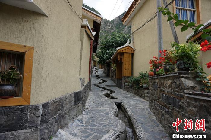 沿溪流分布的若吉村民宿?！∽g 攝