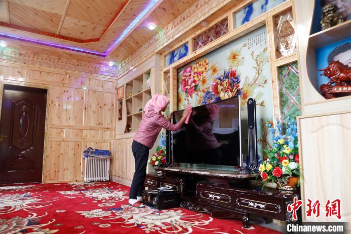 圖為做家務(wù)的項青達杰妻子。　馬銘言 攝