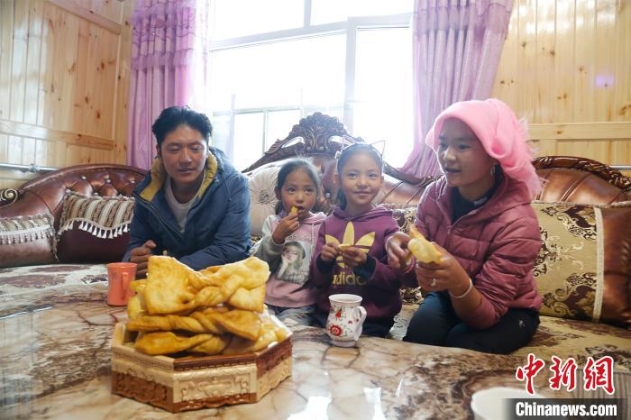 圖為項青達杰一家人合影?！●R銘言 攝