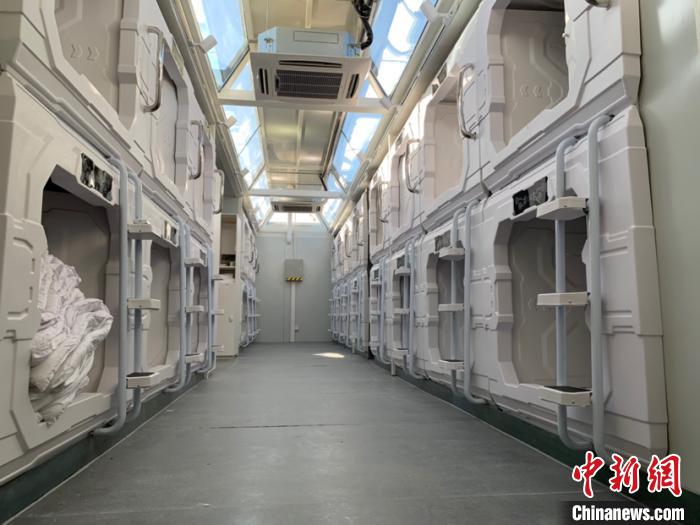 圖為火星營(yíng)地“太空艙”?！O睿 攝