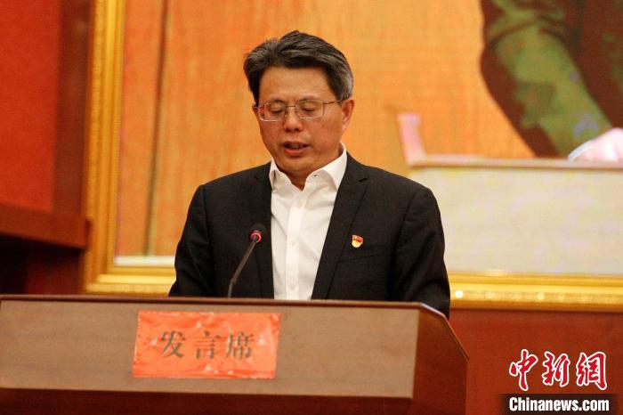 圖為果洛州委常委、副州長(zhǎng)、上海市援青聯(lián)絡(luò)組組長(zhǎng)馮志勇總結(jié)對(duì)口支援十年工作?！」逯菸麄鞑抗﹫D 攝