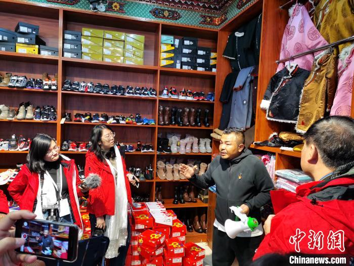 圖為中外媒體在玉樹州玉樹市甘達村采訪?！?zhí)砀?攝