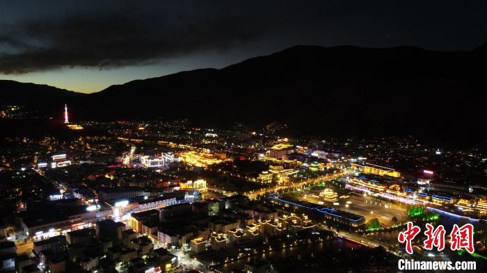 圖為玉樹市城市建設(shè)?！√K丹 攝