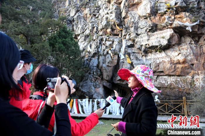 圖為中外媒體在玉樹州玉樹市采訪文旅融合情況?！?zhí)砀?攝