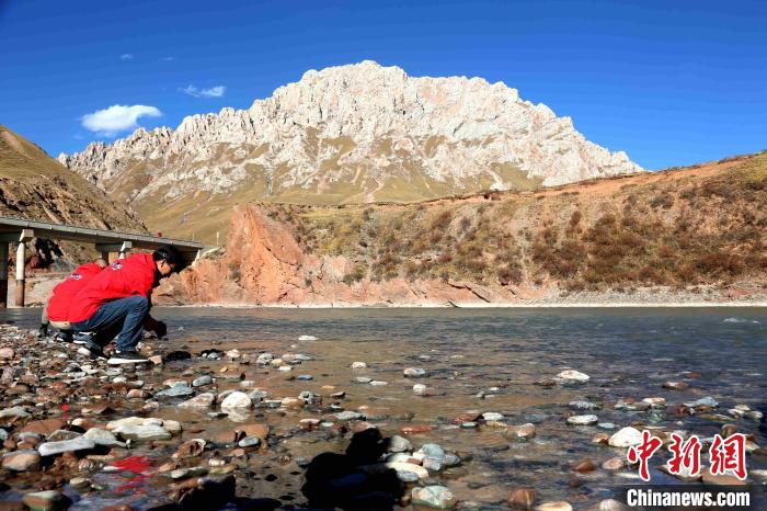 圖為中外記者在雜多縣境內(nèi)的瀾滄江干流采訪當(dāng)?shù)厣鷳B(tài)保護(hù)情況?！?zhí)砀?攝