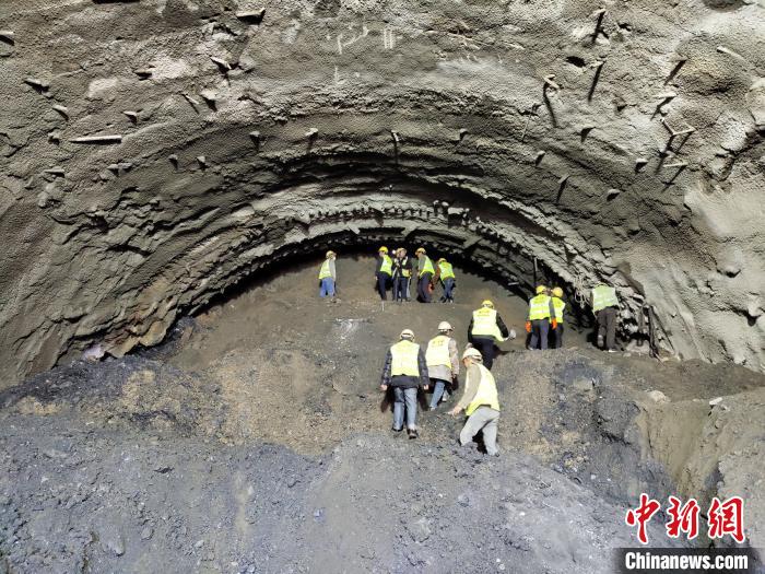 圖為久馬高速查針梁子隧道施工現(xiàn)場?！⊥貔i 攝