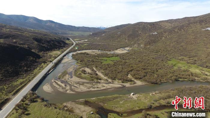 久馬高速沿線地貌。四川交投藏高公司供圖
