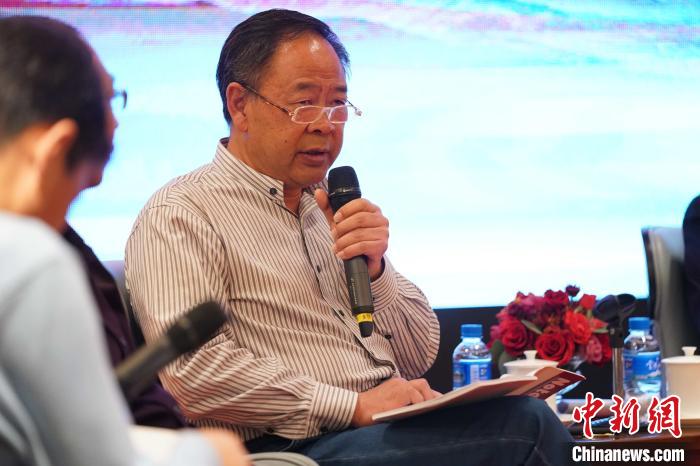 圖為青海省藝術(shù)研究所所長、文化學(xué)者耿占坤發(fā)表觀點(diǎn)?！√K丹 攝