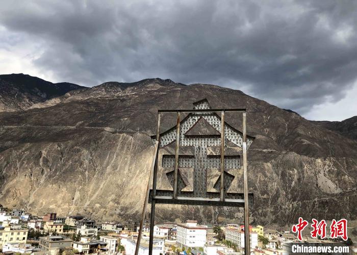 圖為處在山巒腳下的奔子欄?！】姵?攝