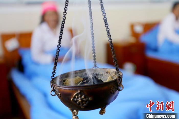 圖為藏醫(yī)熏藥療法?！「哒?攝