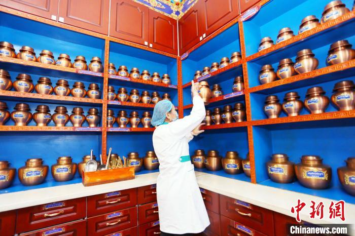 近年來(lái)，夏河縣藏醫(yī)醫(yī)院在基礎(chǔ)設(shè)施、醫(yī)療服務(wù)、業(yè)務(wù)拓展、人才梯隊(duì)、制度建設(shè)等都發(fā)生了巨大變化?！「哒?攝