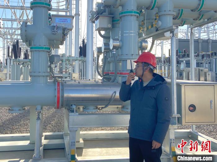 圖為國網(wǎng)青海檢修公司專業(yè)人員在沙柳變電站驗收設備?！√岂?攝