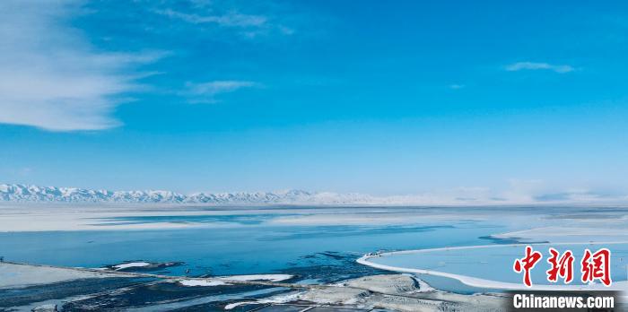 圖為冬季茶卡天空壹號景區(qū)?！±罱瓕?攝