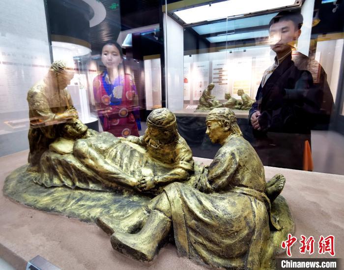 圖為模擬的藏醫(yī)眼科手術(shù)場(chǎng)景?！?zhí)砀?攝