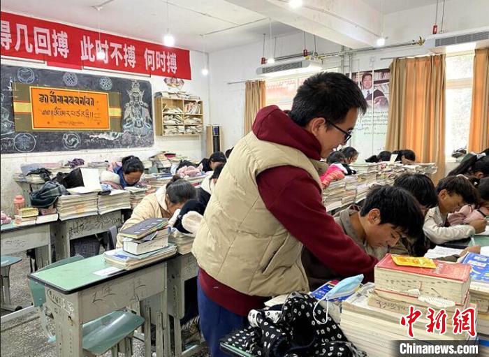 學(xué)生在免費(fèi)輔導(dǎo)班上課?！∧岈敵?攝