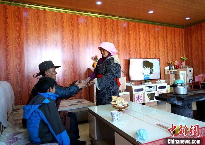 圖為易地搬遷后的哇保家?！〔彭検步?攝