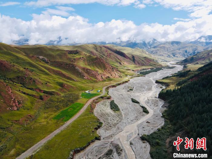 資料圖為祁連山國家公園青海片區(qū)?！±罱瓕?攝