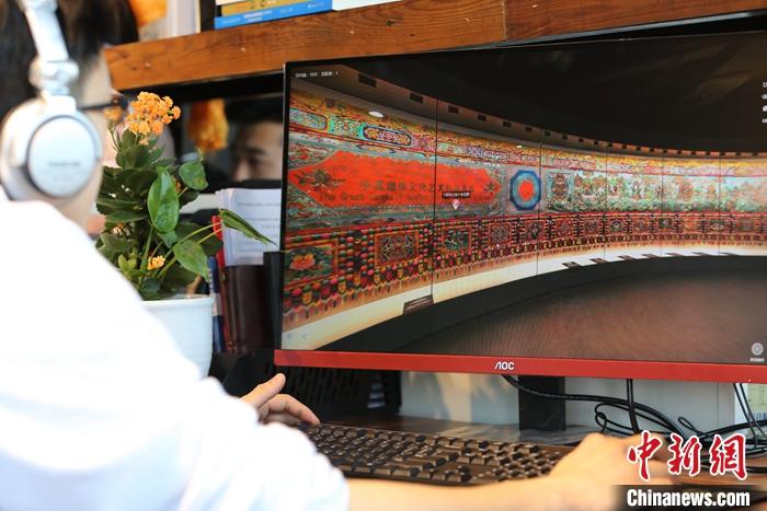 2月23日，青海西寧，市民利用VR瀏覽長達(dá)608米的《中國藏族文化藝術(shù)彩繪大觀》。農(nóng)歷辛丑牛年新年“巧遇”藏歷鐵牛新年，青海高原農(nóng)牧民特別是生活在城市的藏族民眾，正享受從“流口水”的糌粑到“鎮(zhèn)館之寶”VR體驗(yàn)的味覺、視覺“大餐”之變。<a target='_blank' ><p  align=