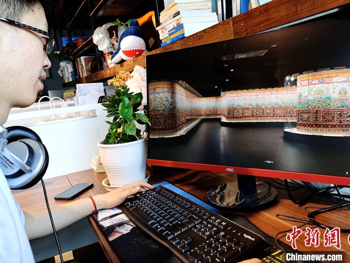 2月23日，青海西寧，市民利用VR瀏覽長達(dá)608米的《中國藏族文化藝術(shù)彩繪大觀》。農(nóng)歷辛丑牛年新年“巧遇”藏歷鐵牛新年，青海高原農(nóng)牧民特別是生活在城市的藏族民眾，正享受從“流口水”的糌粑到“鎮(zhèn)館之寶”VR體驗的味覺、視覺“大餐”之變。<a target='_blank' ><p  align=