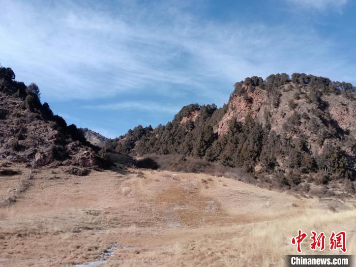 圖為坎布拉外圍地區(qū)的古火山口。孫揚(yáng)益 供圖 孫揚(yáng)益 供圖 攝