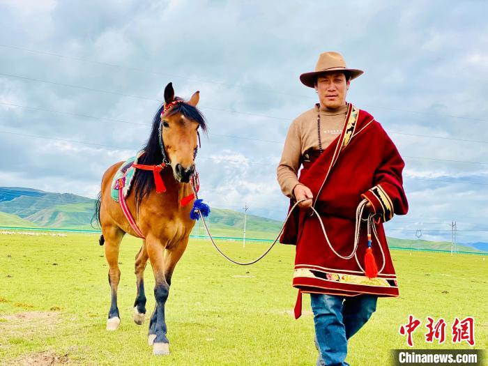 祁連山下好牧場牧民轉產增收忙