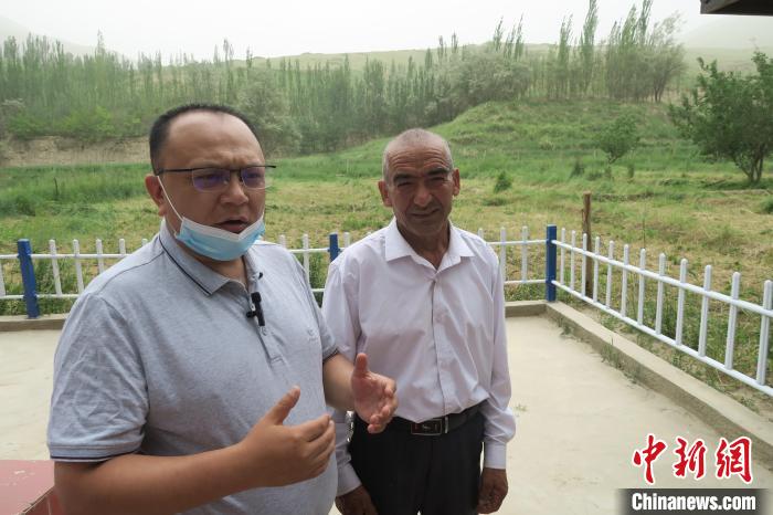 圖右為普魯村當(dāng)年迎接進(jìn)藏先遣連入村的見(jiàn)證者后代西日普·依布地。　楊程晨 攝