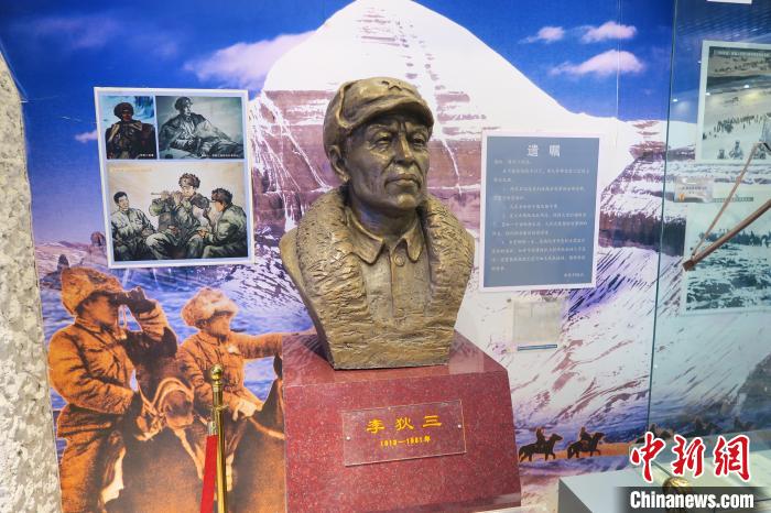圖為南疆軍區(qū)某合成團(tuán)1連榮譽(yù)室，雕像是進(jìn)藏先遣英雄連總指揮李狄三?！畛坛?攝
