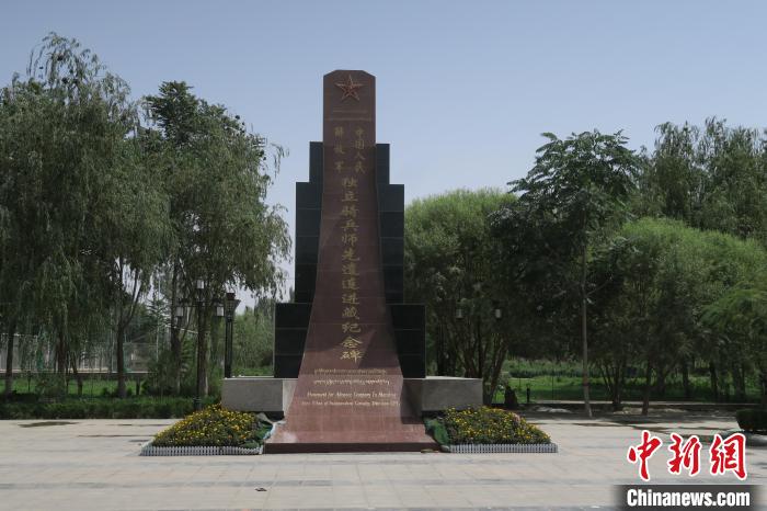 圖為位于于田縣中心的中國(guó)人民解放軍獨(dú)立騎兵師先遣連進(jìn)藏紀(jì)念碑?！畛坛?攝