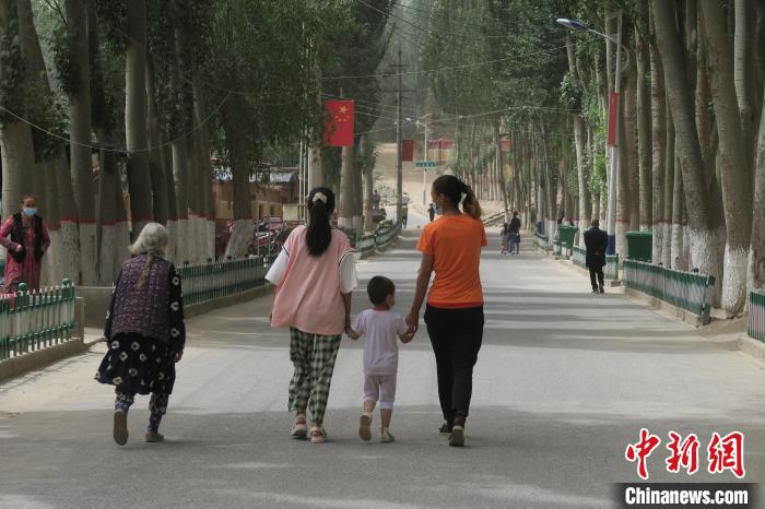 圖為進(jìn)藏先遣英雄連誓師地原址所在的新疆維吾爾自治區(qū)和田地區(qū)于田縣普魯村現(xiàn)貌?！畛坛?攝