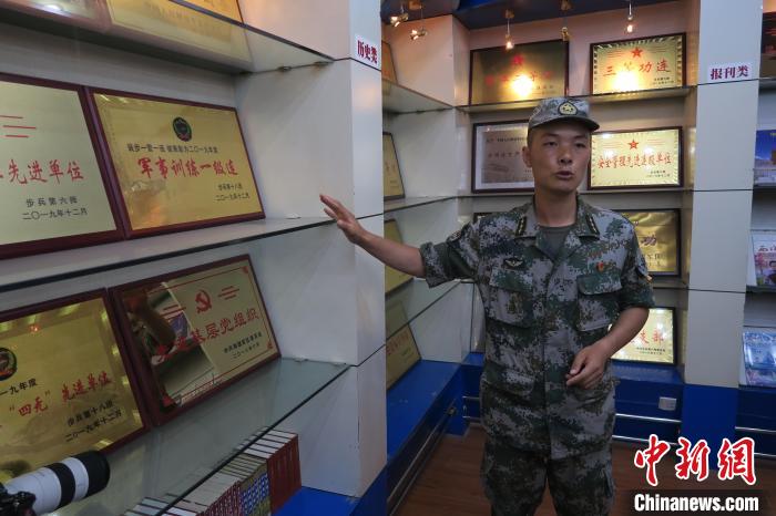 圖為南疆軍區(qū)某合成團(tuán)1連連長(zhǎng)齊楠?！畛坛?攝