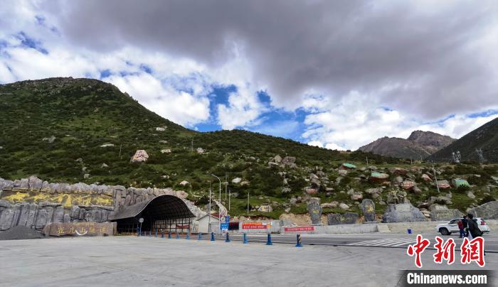 已建成通車的雀兒山隧道?！⒅铱?攝