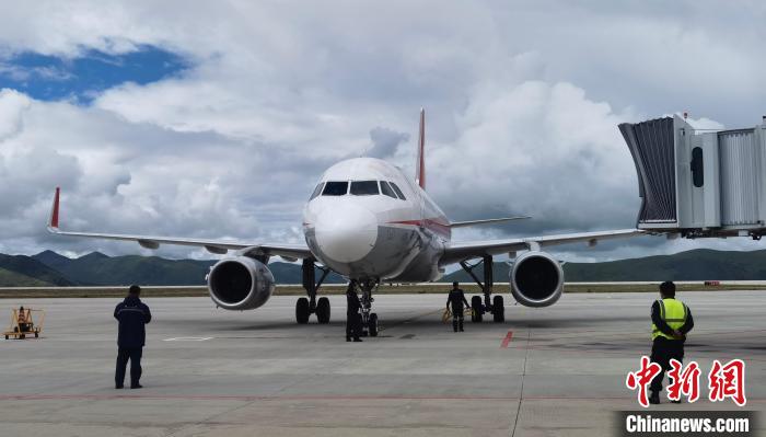 康定機(jī)場一架航班降落?！⒅铱?攝