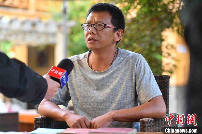 圖為和澗秋接受記者采訪?！⑷疥?攝