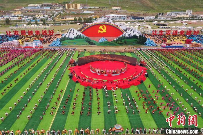 圖為玉樹藏族自治州成立70周年慶祝大會(huì)現(xiàn)場(chǎng)?！●R銘言 攝